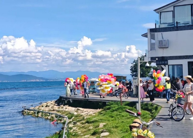 Đoàn khách Hà Nội chụp ảnh lưu niệm bên hồ Nhĩ Hải