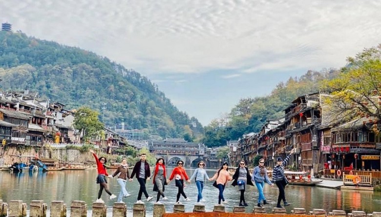 Đoàn khách Hà Nội chụp ảnh lưu niệm bên sông Đà Giang, Phượng Hoàng Cổ Trấn