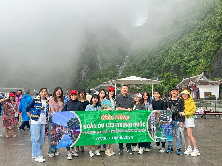  Đoàn khách Hà Nội chụp ảnh tại Đài Mê Hồn, Viên Gia Giới