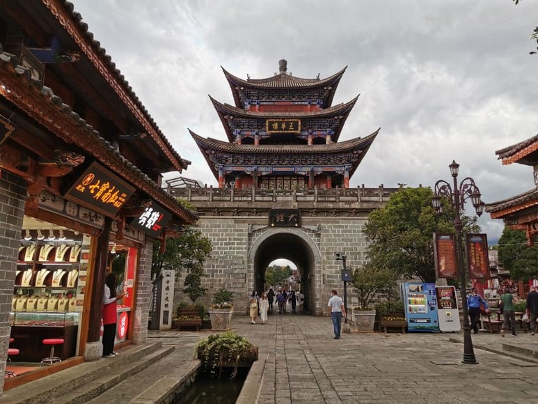  Đoàn khách Hà Nội chụp ảnh tại Nam Môn thành cổ Đại Lý