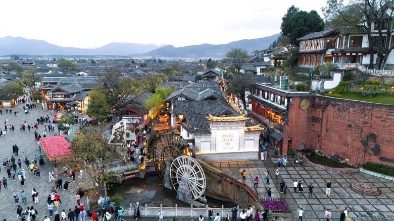 Đoàn khách Hà Nội dạo bộ trong thành cổ Lệ Giang