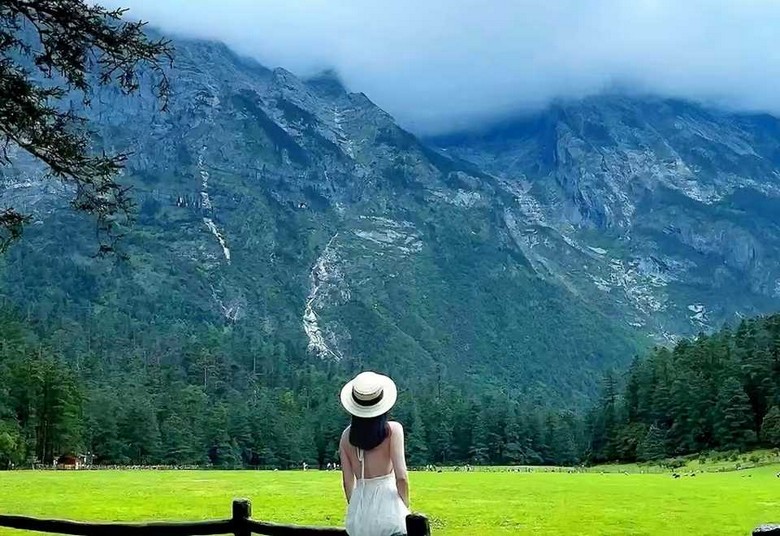 Đoàn khách Hà Nội nhiều thế hệ chụp ảnh tại thảo nguyên Vân Sam Bình
