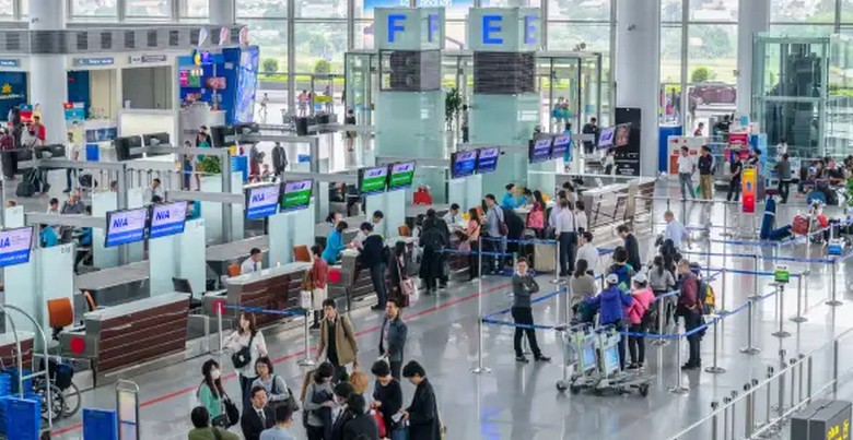 Đoàn khách Hà Nội tại sân bay Nội Bài trước giờ khởi hành đi Tây An