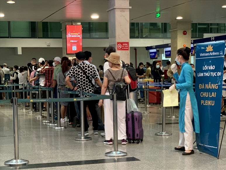  Đoàn khách Hà Nội tập trung tại sảnh chờ trước giờ bay
