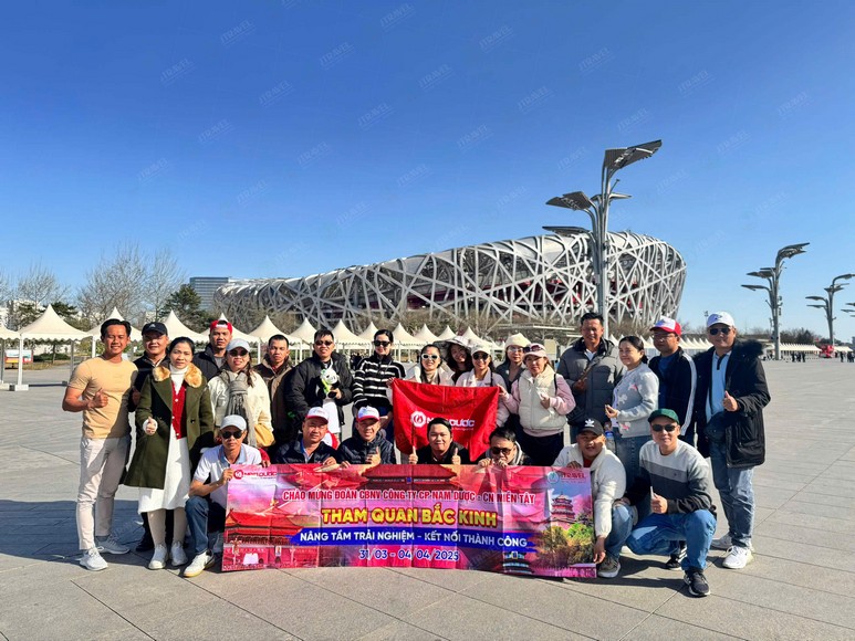 Đoàn khách Hà Nội tham quan Vạn Lý Trường Thành trong một tour No Shopping