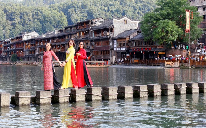 Đoàn khách Hà Nội tham quan khu vực Bắc Môn vào buổi chiều
