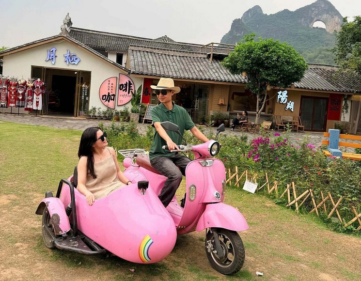Đoàn khách Hà Nội tham quan làng người Bạch ở Hỷ Châu