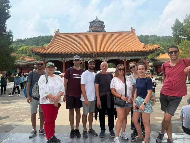 Đoàn khách tham quan một ngôi đền cổ ở Trung Quốc cùng hướng dẫn viên