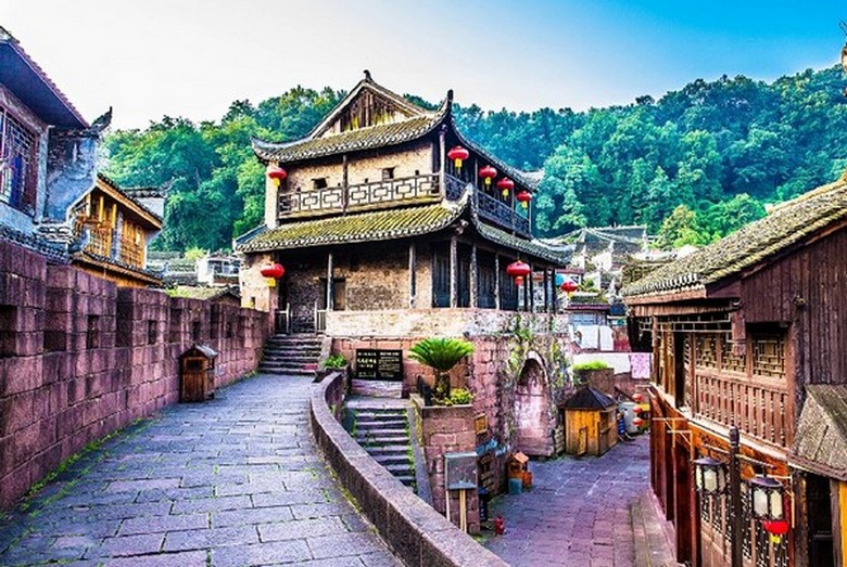 Đoạn tường thành cổ uốn cong dọc bờ sông Đà Giang gần Bắc Môn