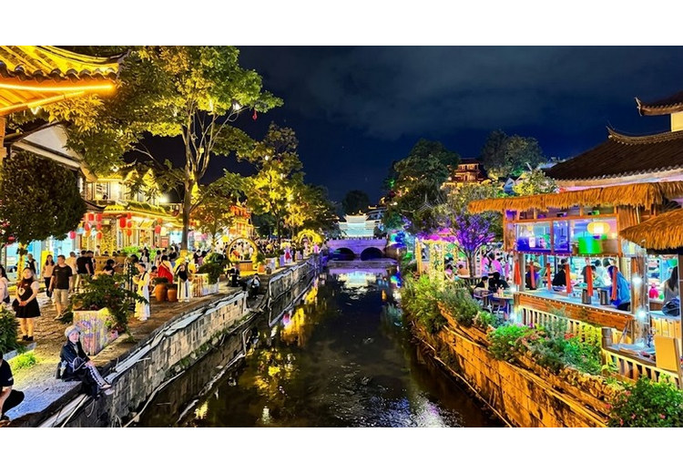 Phố cổ Lệ Giang lên đèn lồng vào buổi tối