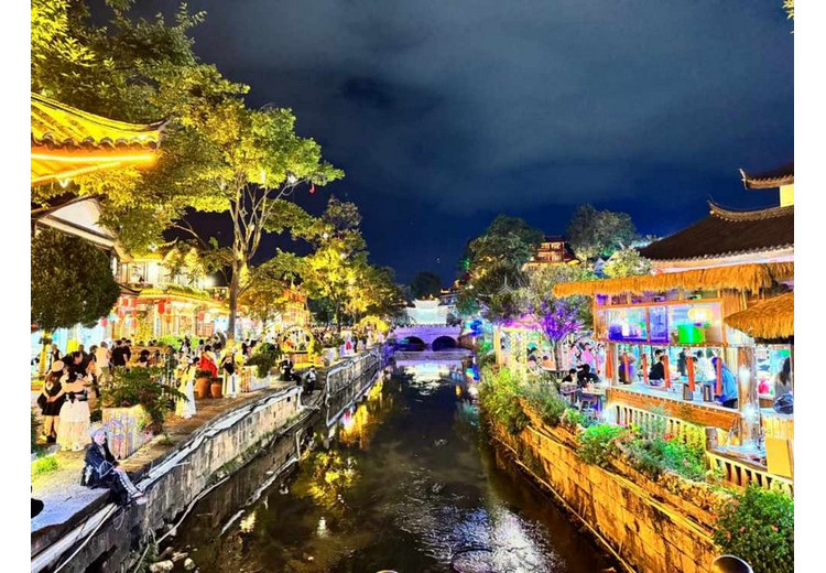 Phố cổ Lệ Giang về đêm mùa thu với ánh đèn ấm áp