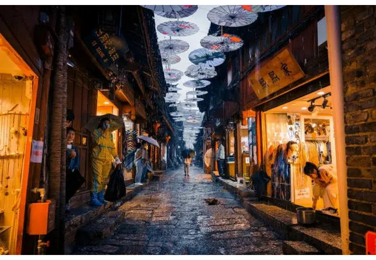 Phố cổ Lệ Giang xanh mát vào mùa hè sau cơn mưa