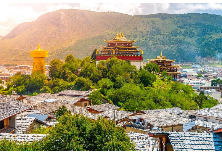 Phố cổ Shangri-La ngày nay với kiến trúc nhà gỗ truyền thống của người Tạng
