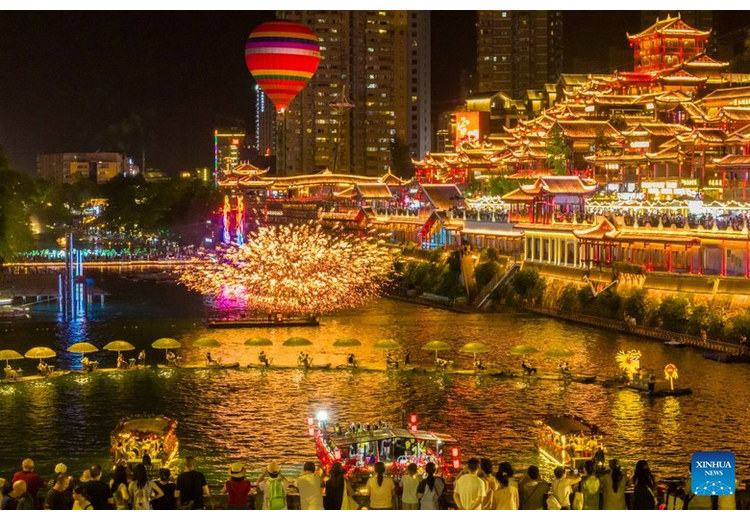 Phố Tân Hoa ven kênh với dãy quán bar đèn lồng đỏ