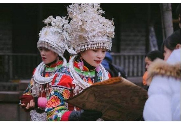 Phụ nữ Miêu trong trang phục truyền thống dạo bước trên phố cổ Phượng Hoàng