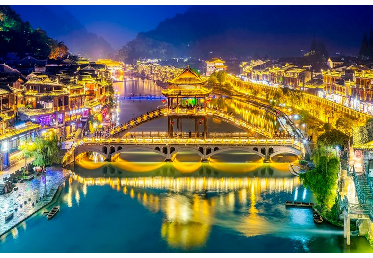 Phượng Hoàng cổ trấn bên sông Đà Giang lên đèn về đêm