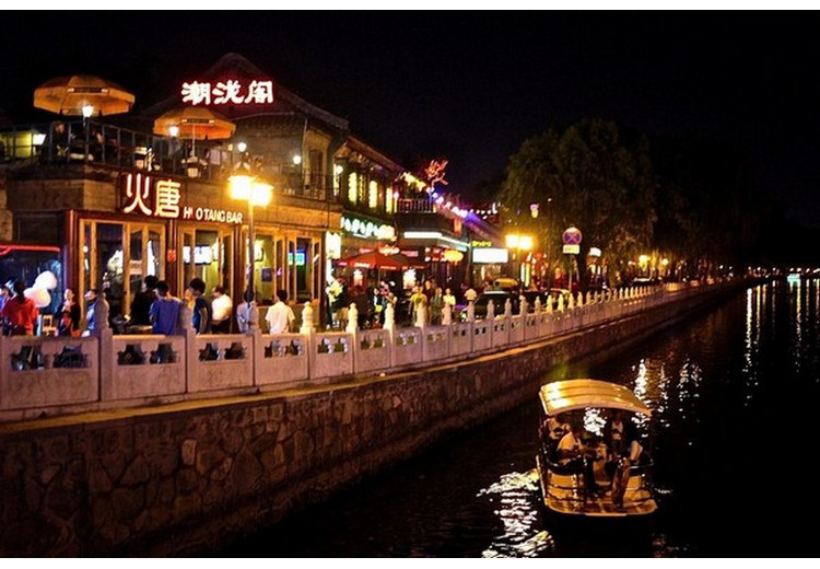 Quán ven hồ Hậu Hải về đêm