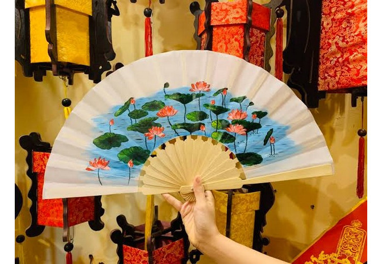 Quạt giấy Vương Tinh Ký vẽ tay bày cùng kéo Trương Tiểu Tuyền tại một cửa hàng ở Hàng Châu
