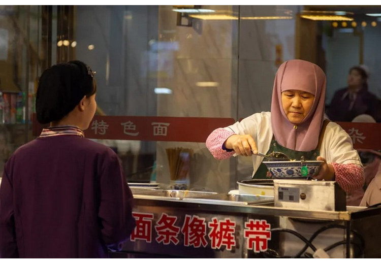 Quầy lương bì trộn tại chỗ theo yêu cầu của khách