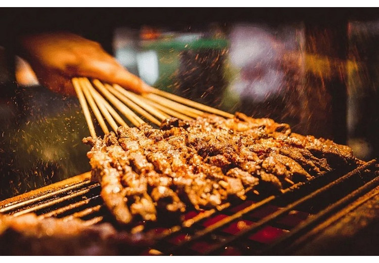 Quầy nướng mỡ bò sáng đèn tại khu chợ đêm Đông Qua Sơn, Trường Sa