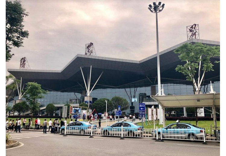 Sân bay Hà Hoa Trương Gia Giới nhìn từ đường băng