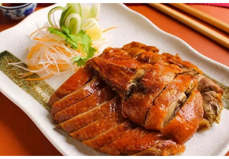 Suất nửa con vịt quay tại một chi nhánh Tứ Quý Dân Phúc