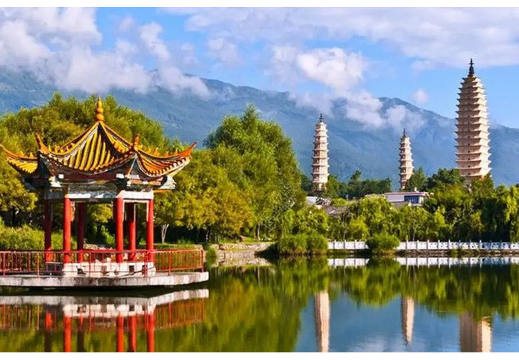 Tam Tháp Sùng Thánh phản chiếu trên mặt hồ tại Đại Lý