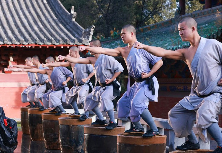 Tăng nhân Thiếu Lâm luyện tập các động tác cơ bản trong sân chùa