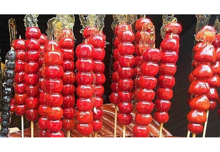 Táo gai bọc đường tanghulu bán trên phố