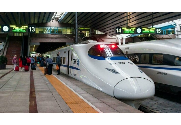 Tàu cao tốc tuyến Thành Đô đi Cửu Trại Câu tại ga Đông Thành Đô