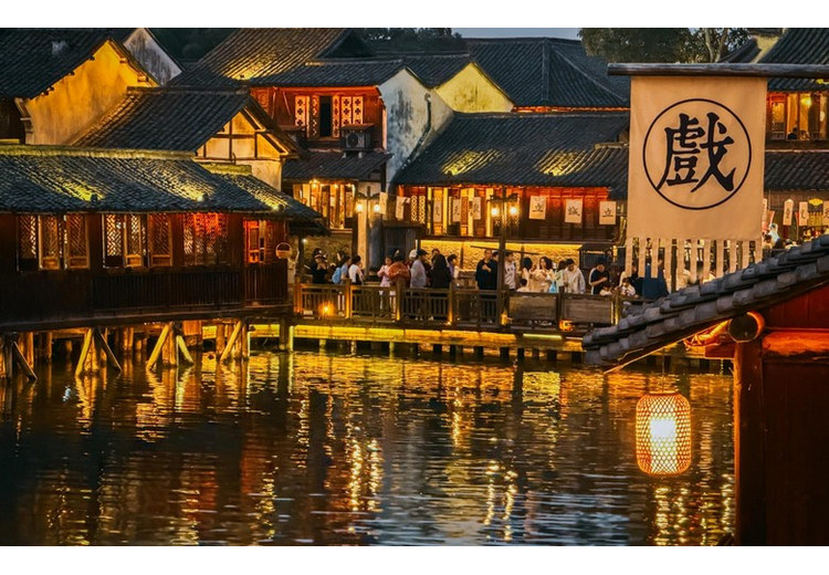 Thị trấn cổ Ô Trấn về đêm với đèn lồng