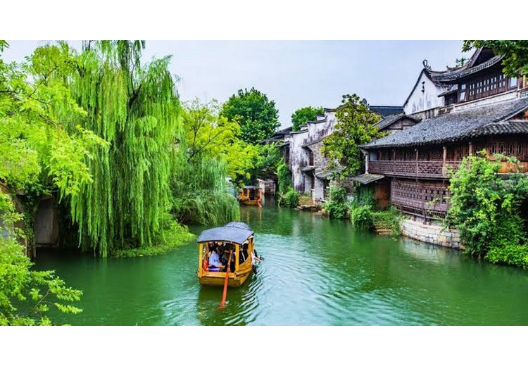 Thị trấn cổ Ô Trấn với nhà cổ ven kênh