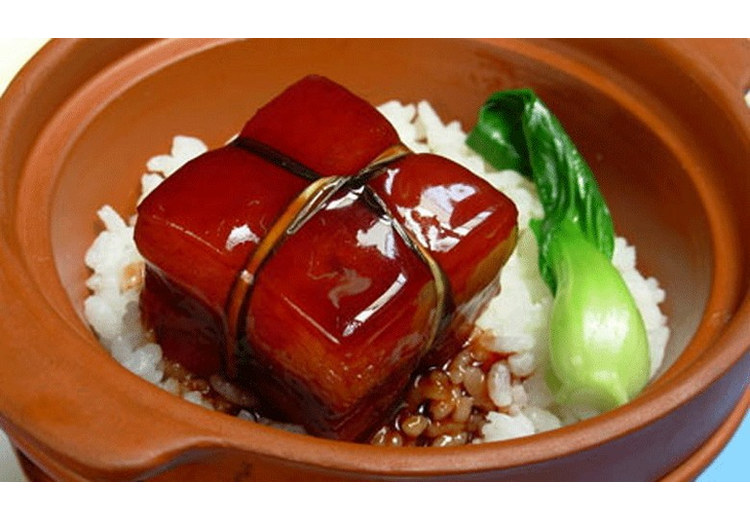Thịt kho Đông Pha Hàng Châu vuông vắn, màu cánh gián