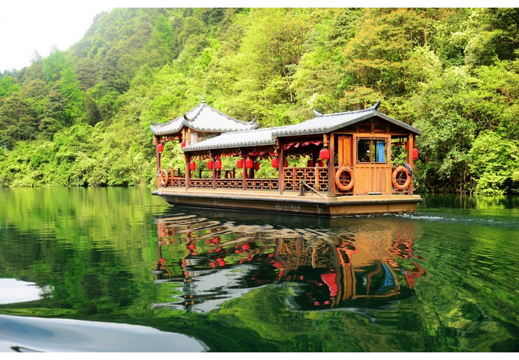 Thuyền chở khách nghe hát dân ca Thổ Gia trên Hồ Bảo Phong