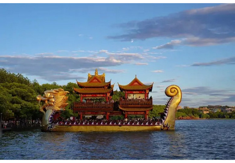 Thuyền du lịch trên Tây Hồ Hàng Châu buổi sớm