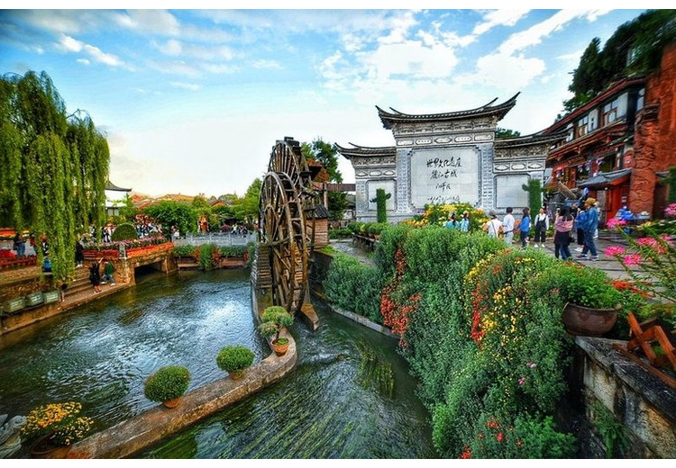 Toàn cảnh thành cổ Lệ Giang với mái ngói xám và kênh nước len lỏi giữa phố