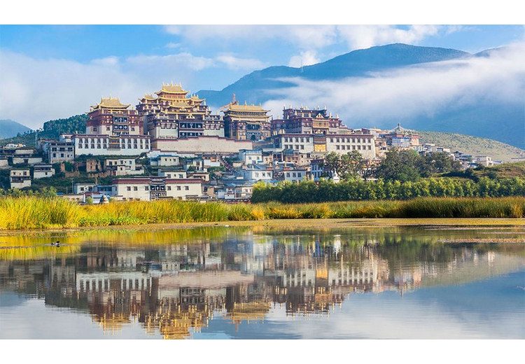 Toàn cảnh Tùng Tán Lâm Tự với mái vàng nổi bật trên nền núi Shangri-La