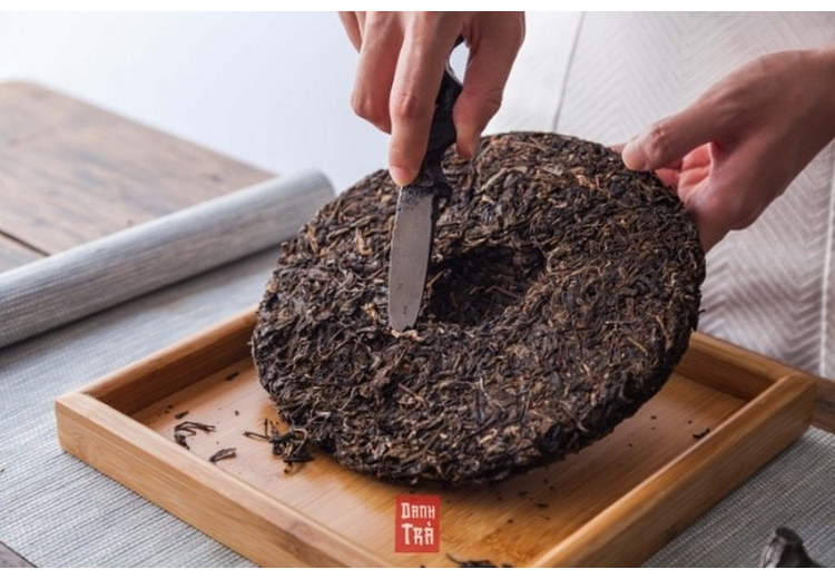 Trà Phổ Nhĩ đóng bánh bày bán trong một cửa hàng ở Lệ Giang