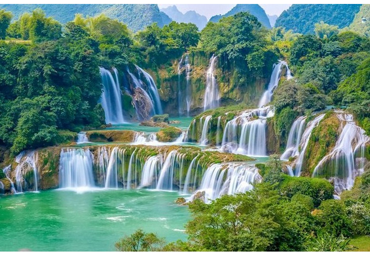 Trân Châu Than với dòng thác nhỏ đổ qua các phiến đá