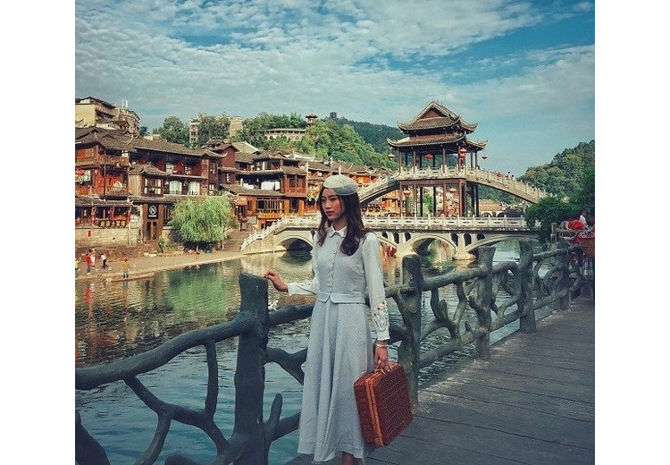 Trang phục tông màu ấm phù hợp chụp ảnh mùa thu ở Phượng Hoàng Cổ Trấn