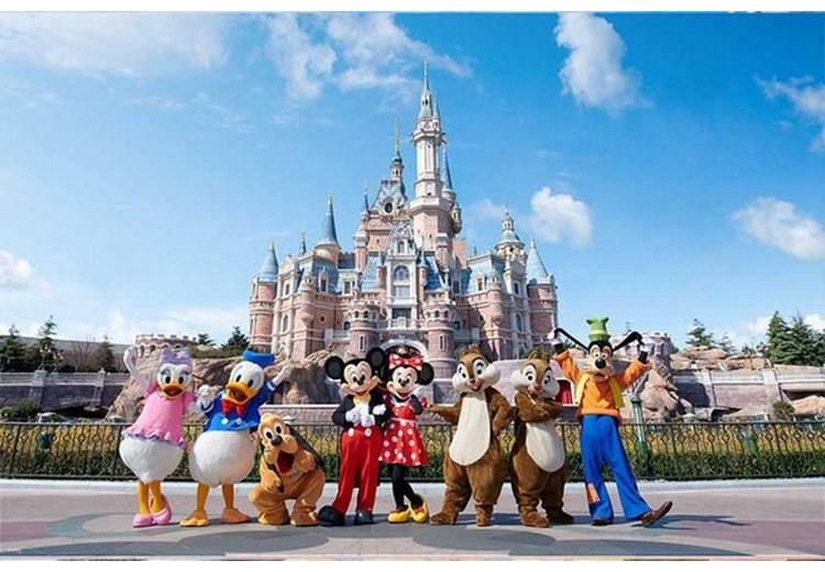 Trẻ em các độ tuổi khác nhau vui chơi cùng nhân vật Disney
