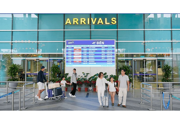 Trẻ nhỏ cùng bố mẹ chờ lên chuyến bay tại sân bay Nội Bài