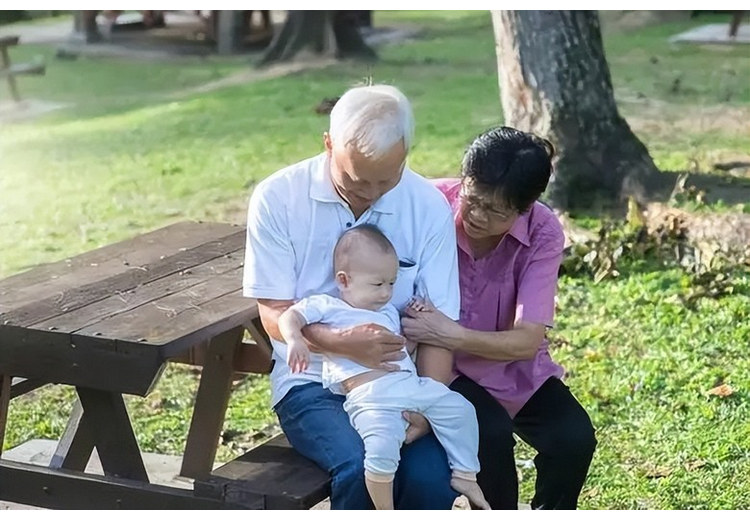 Trẻ nhỏ cùng ông bà nghỉ ngơi tại một điểm dừng chân trong lịch trình
