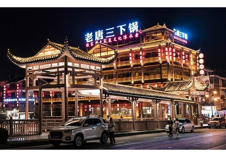 Trung tâm thành phố Trương Gia Giới về đêm với các dãy nhà hàng ven đường