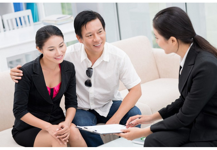 ​ Tư vấn viên giải thích lịch trình và hợp đồng tour cho khách hàng