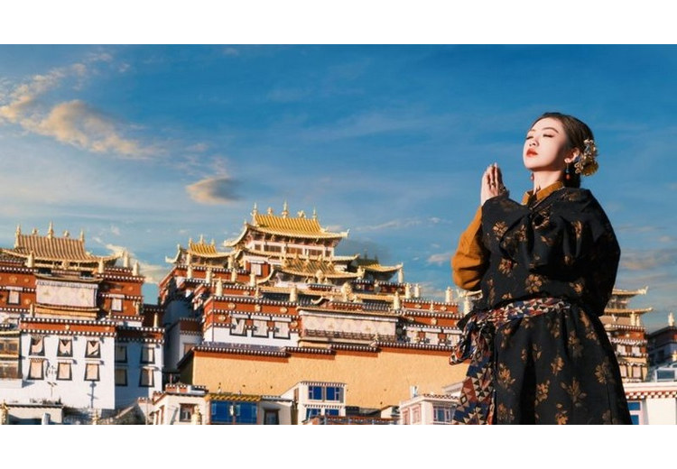 Tu viện Tùng Tán Lâm phản chiếu trên hồ Lamuyangcuo buổi sáng