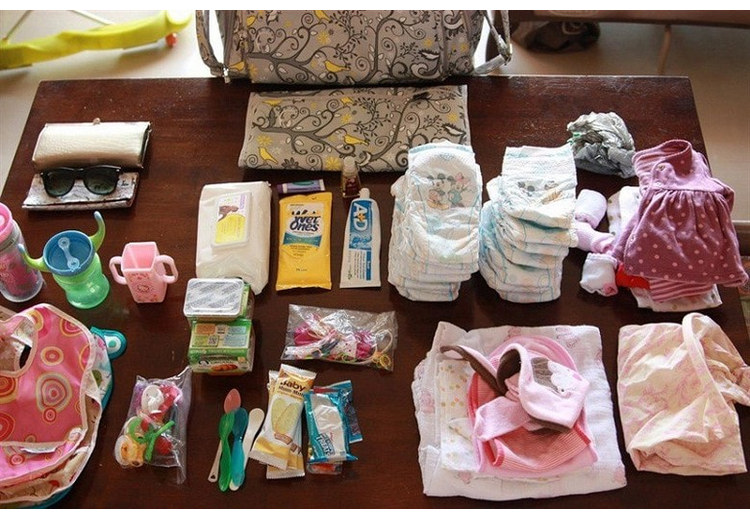Túi đồ dùng cá nhân và đồ ăn nhẹ chuẩn bị riêng cho trẻ nhỏ