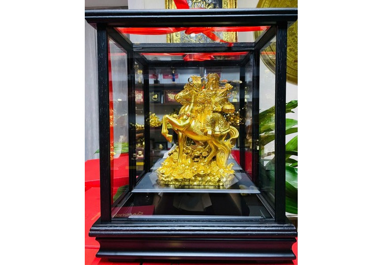 Tượng Quan Vũ mạ vàng bên trong Chính Điện