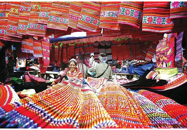 Vải thổ cẩm thêu tay và trà đặc sản bày bán tại phố Thạch Bản Nhai