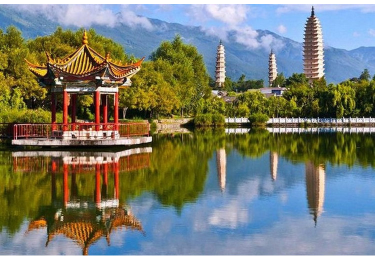 Vạn Thọ Sơn mùa lá vàng nhìn từ hồ Côn Minh